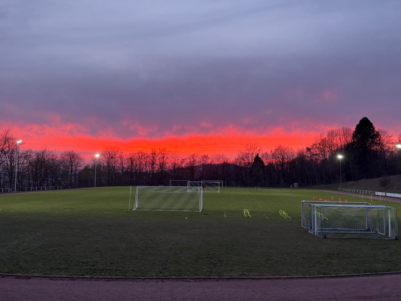 Sportplatz bei Sonnenuntergang